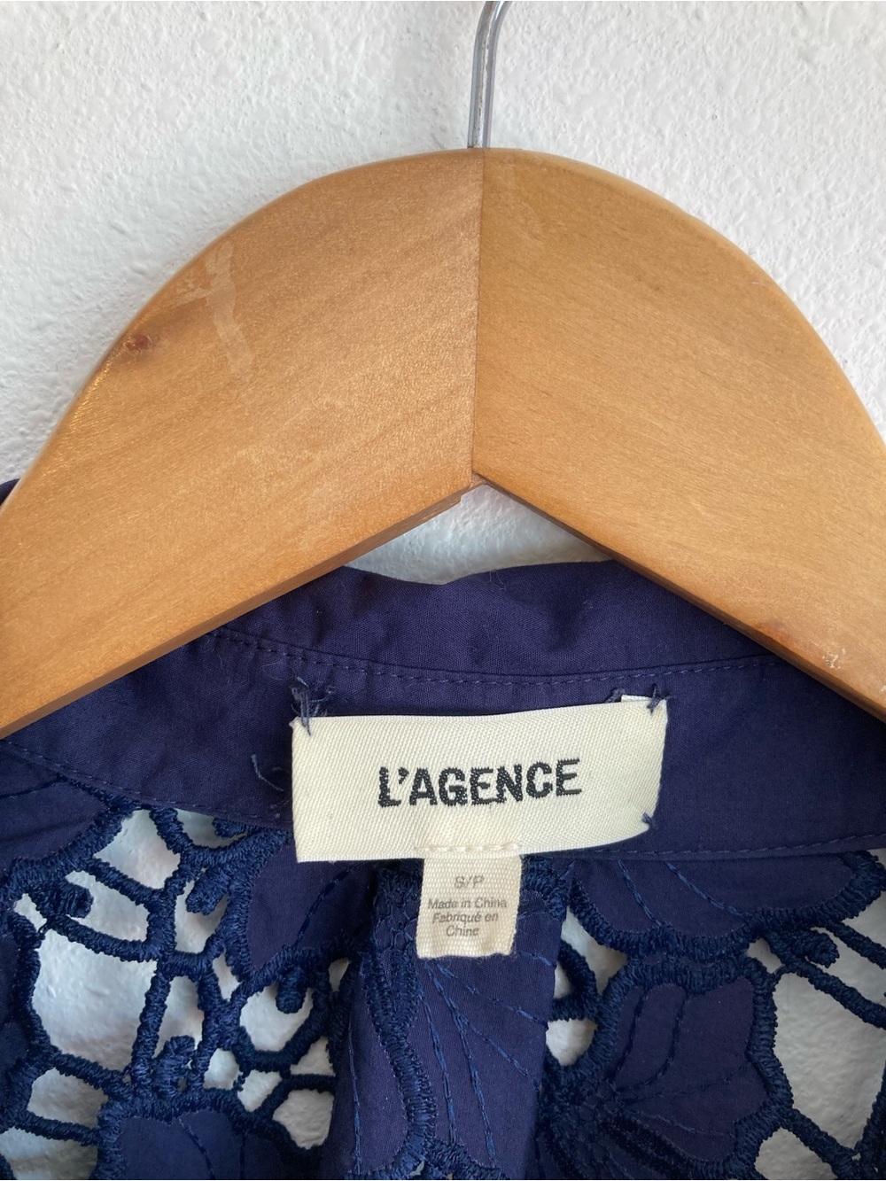 L'AGENCE Seychelle Lace Cropped Blouse Navy Small - Picture 3 of 7